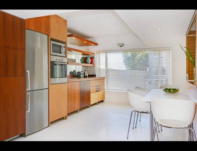 1.5 BEDROOM APARTMENT RENTED IN MOUILLE POINT